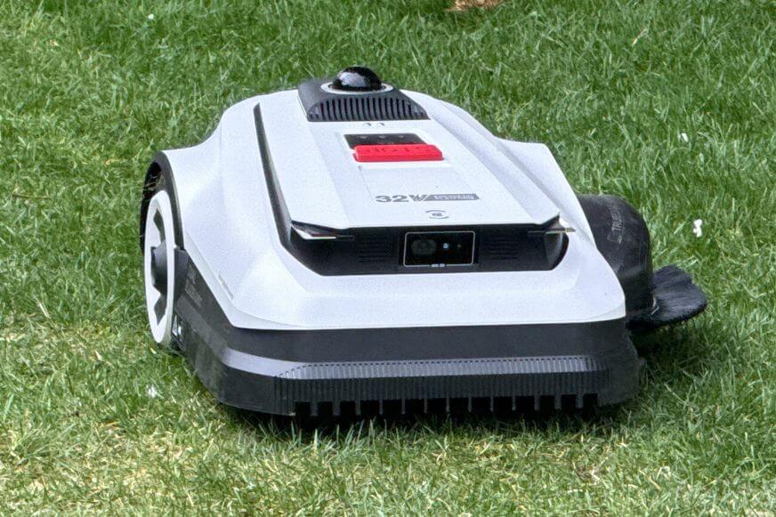 Der ECOVACS GOAT A1600 LiDAR PRO im Einsatz mit LiDAR Laser und KI-Kamera